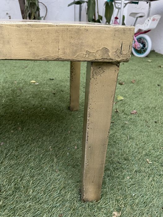 Mesa de centro dourada