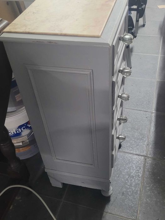 Mesa de cabeceira muito antiga