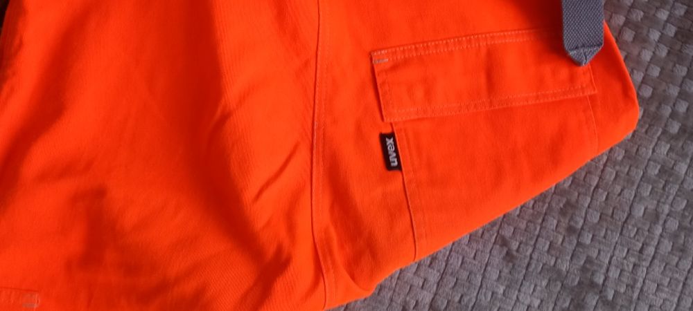 męskie ogrodniczki ostrzegawcze marki Uvex, model Protection Flash 889