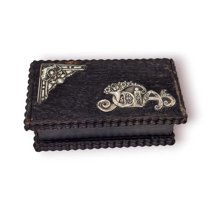 Caixa Antiga Madeira com Aplicações Prata – Interior Seda