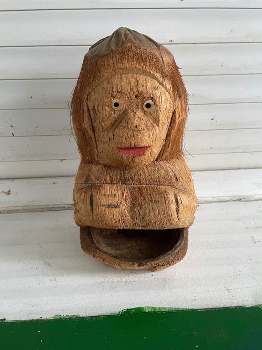 małpa wyrzeźbiona w kokosie