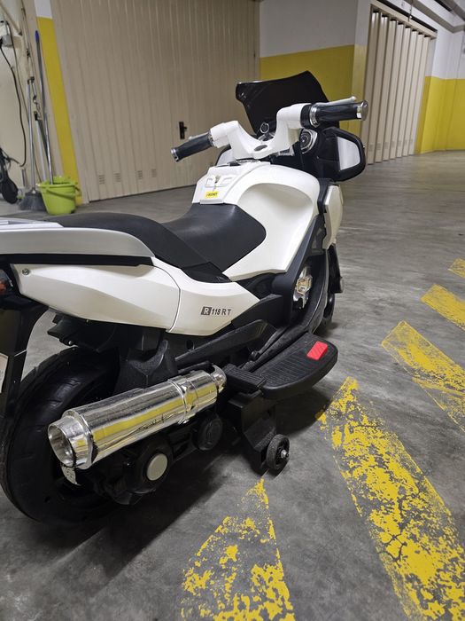 Mota e bicicleta para desocupar