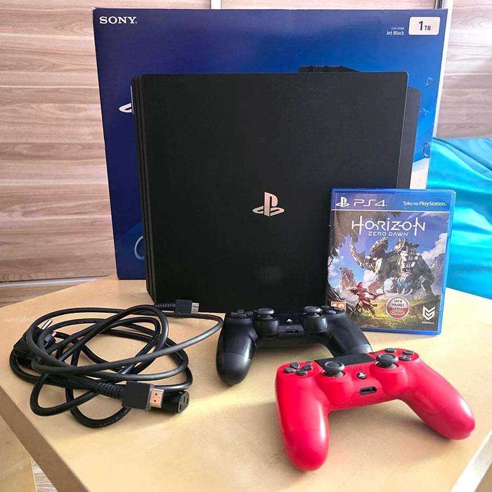 Konsola PS4 Pro - w zestawie konsola, dwa pady, kabel HDMI, kabel zasilający oraz gra Horizon Zero Dawn