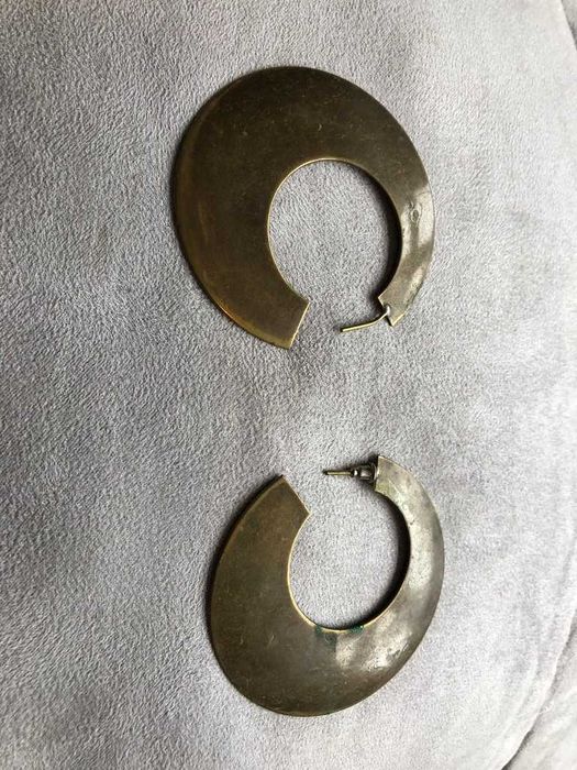 brincos estilo argolas douradas