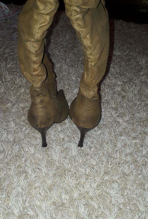 Botas cano alto, cor camel, tamanho 37