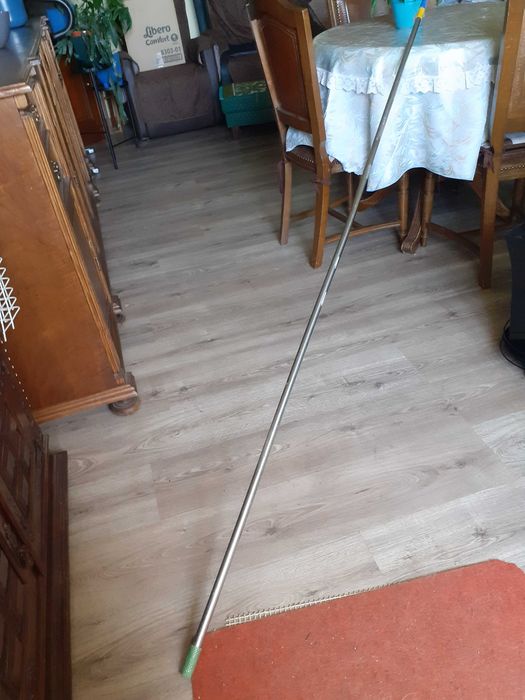 2 bancos, 1 gancho e 2 peças de garrafeira