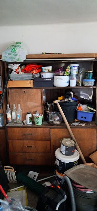 Kredens bez zawartości , szyby tez sa