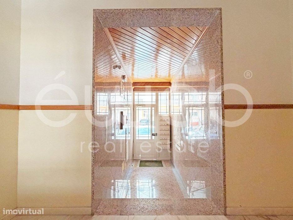 Apartamento T2 com arrecadação para venda na Quinta do Conde
