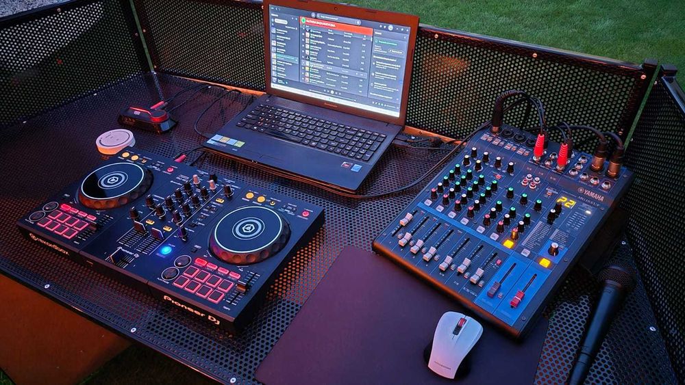 ZestawDJ mikser, kontroler, kolumny QSC, lampy retro, mikrofon, stółDJ