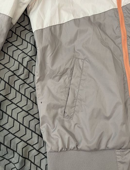 Жіноча вітровка куртка для бігу спорт M L