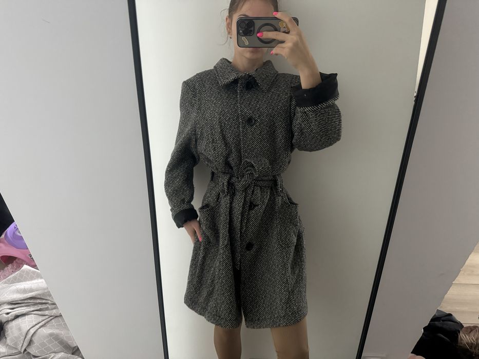 Płaszczyk dłuższy z paskiem