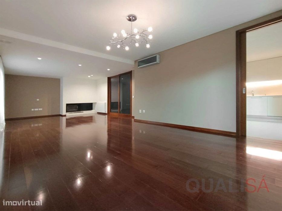 Apartamento T4 com varandas e garagem para duas viaturas localizado...