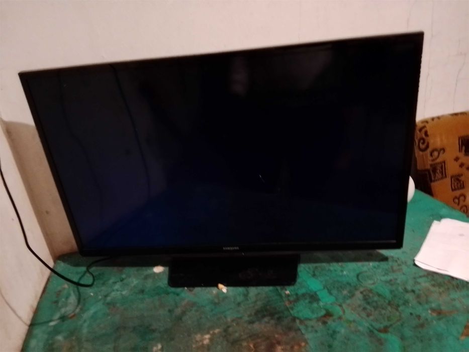 Telewizor Samsung z pilotem