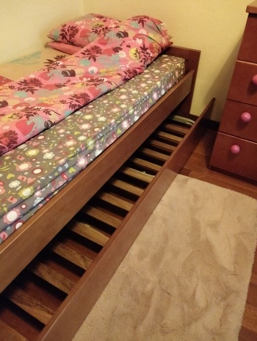 Cama e cómoda em cerejeira