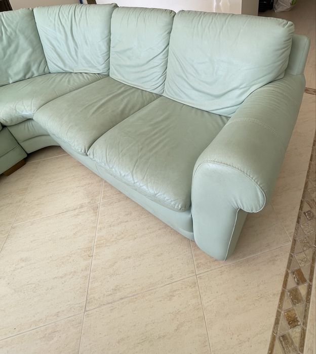 Sofá de canto em pele verde água