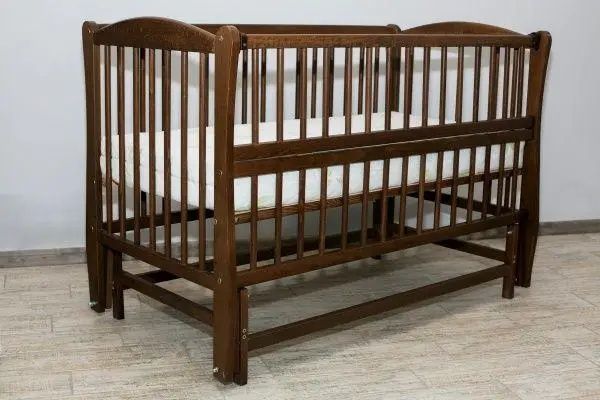 Коричневе дитяче ліжечко без ящика горіх