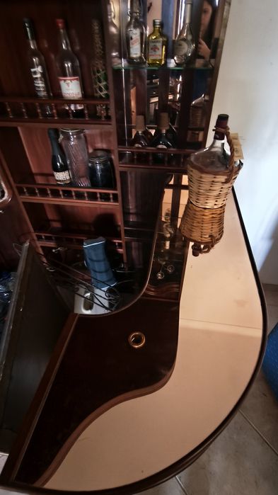 Móvel bar com espelhos