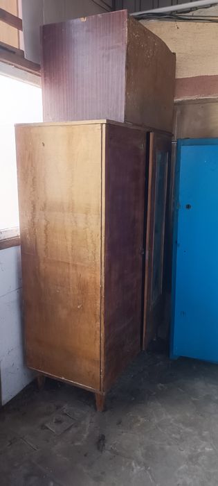 Шкаф з дзеркалом для дачі