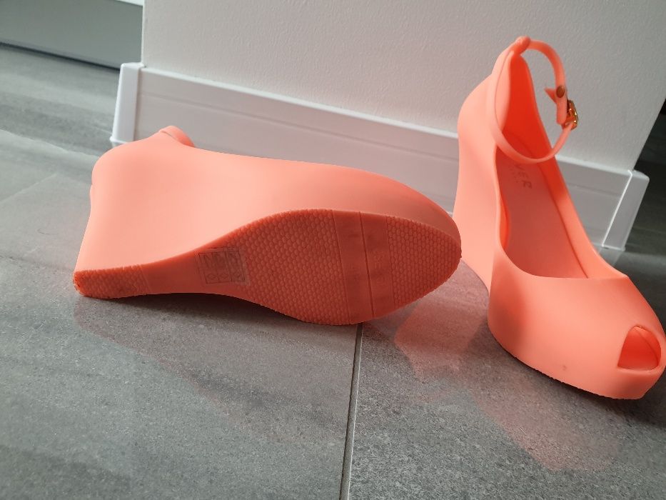 Buty damskie na koturnie gumowe