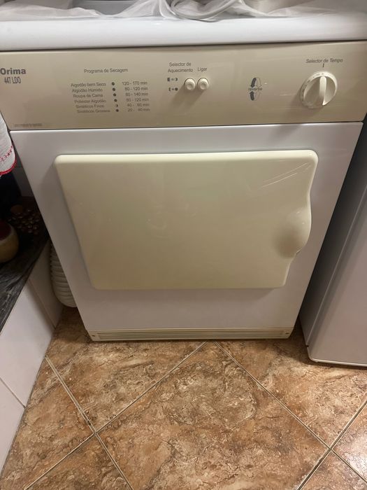 Máquina de secar roupa como nova