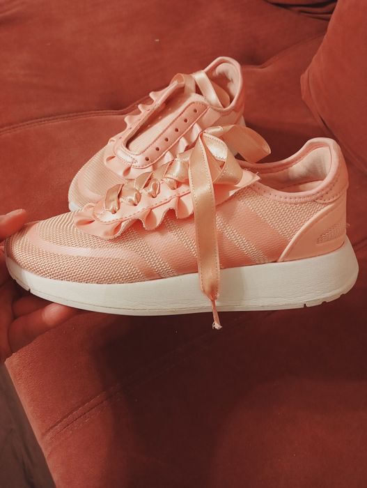 Buty Adidas kolor łososiowy sznurówki tasiemka