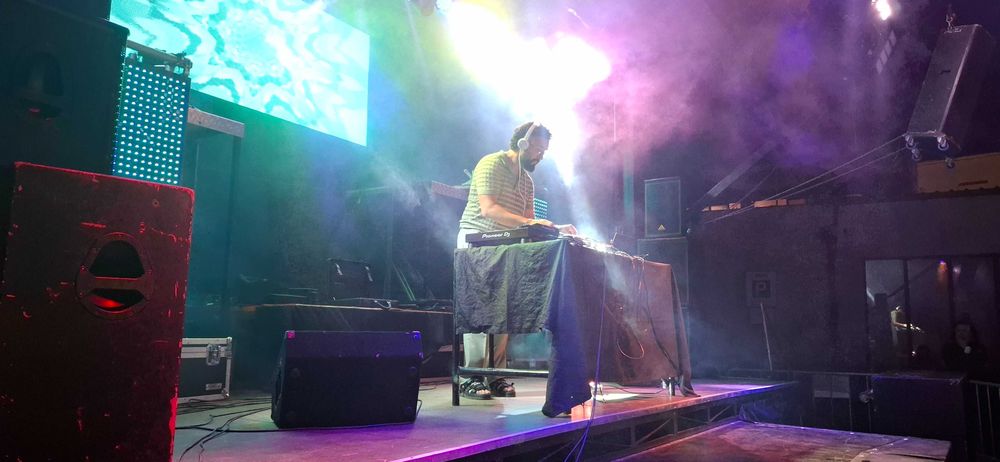 Palco móvel com produção grupos/artistas/DJs.