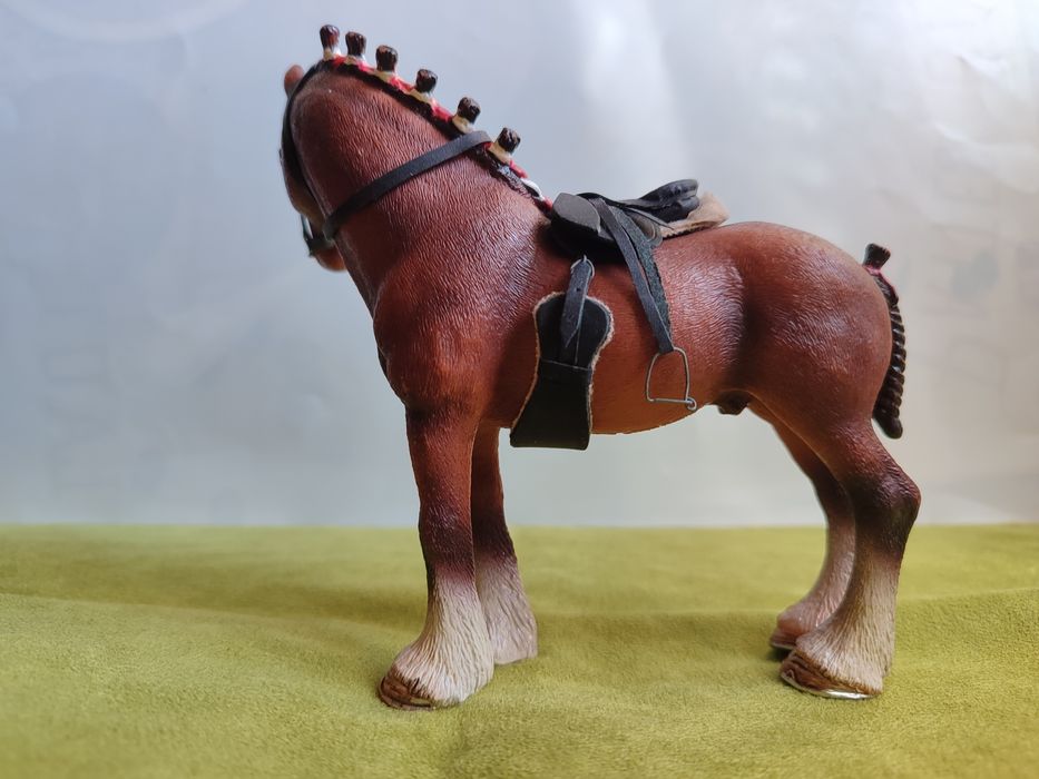 Жеребець клейдесдаль кінь Schleich 13808 с амуницией