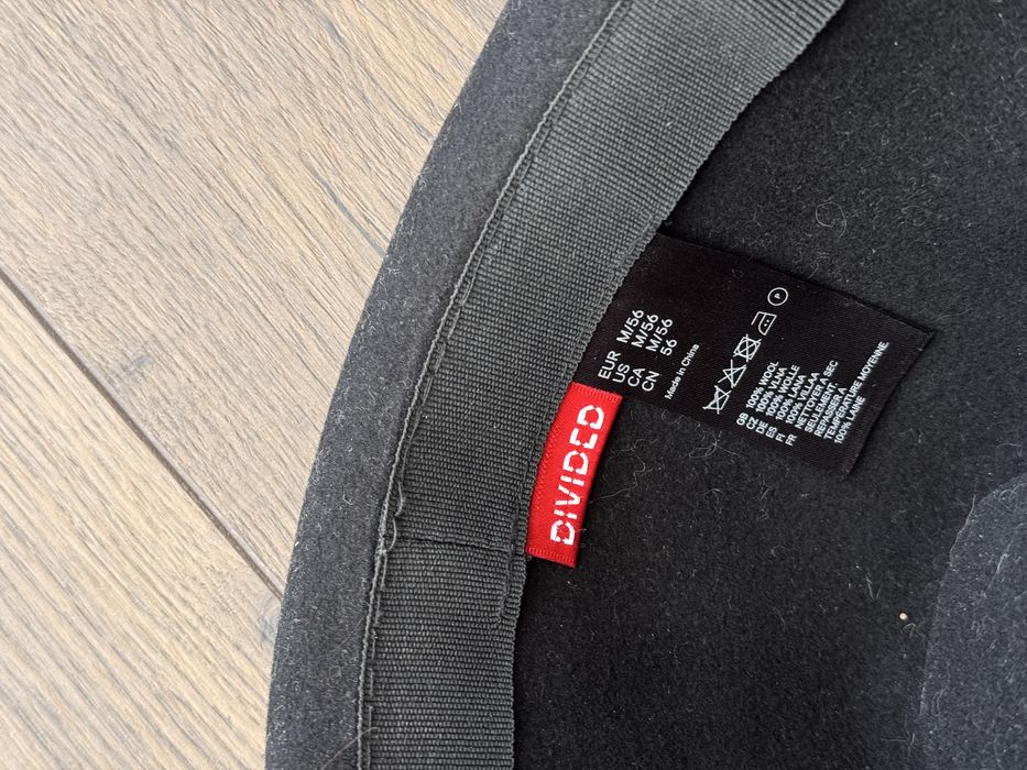 Чорний капелюх DIVIDED