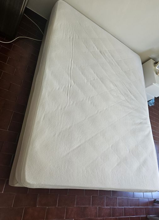 Cama de casal em boas condições