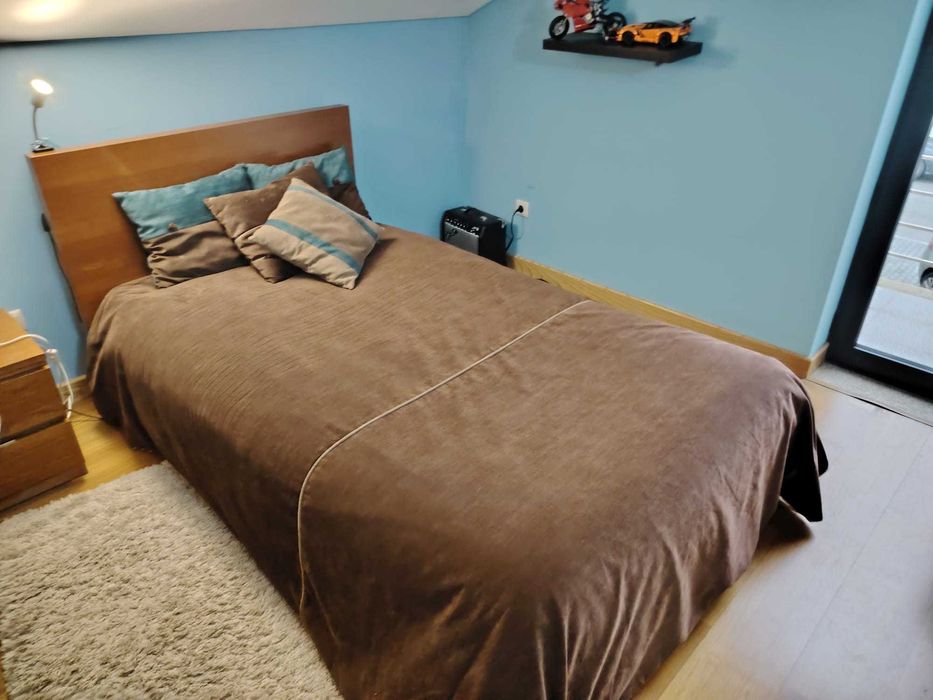 Cama de solteiro em madeira cerejeira