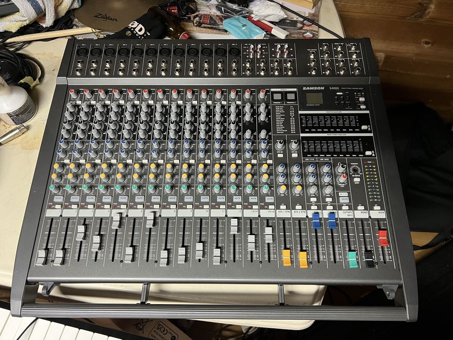 Mesa de mistura amplificada Samson S4000
