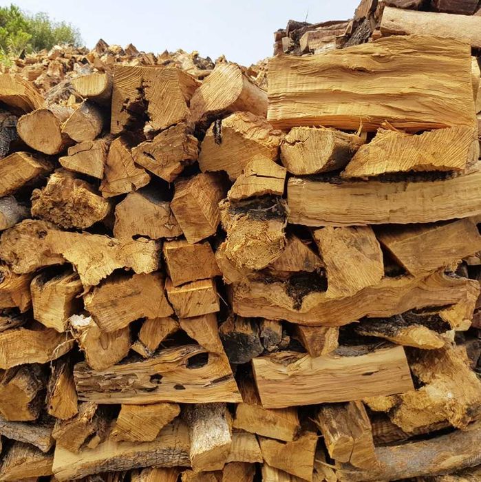 variada gama de fardos para alimentacao animal e lenha variada