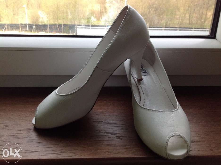 Wygodne klasyczne buty ślubne, rozm. 39, białe