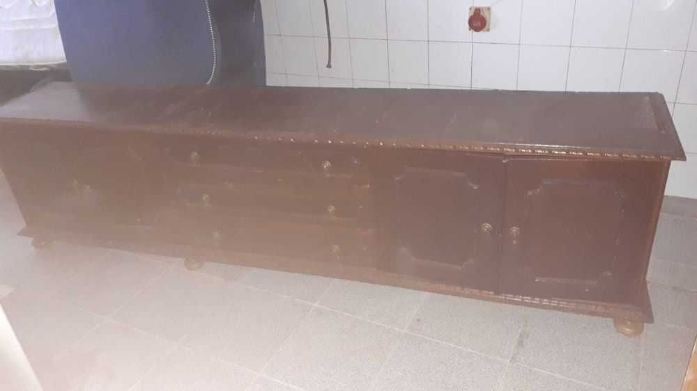 Móvel de televisão com muito espaço