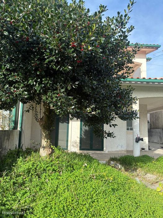 Moradia T4 com amplo pátio e garagem em Aveiro