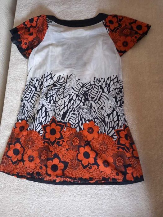 Blusa estampado floral em tom laranja e preto