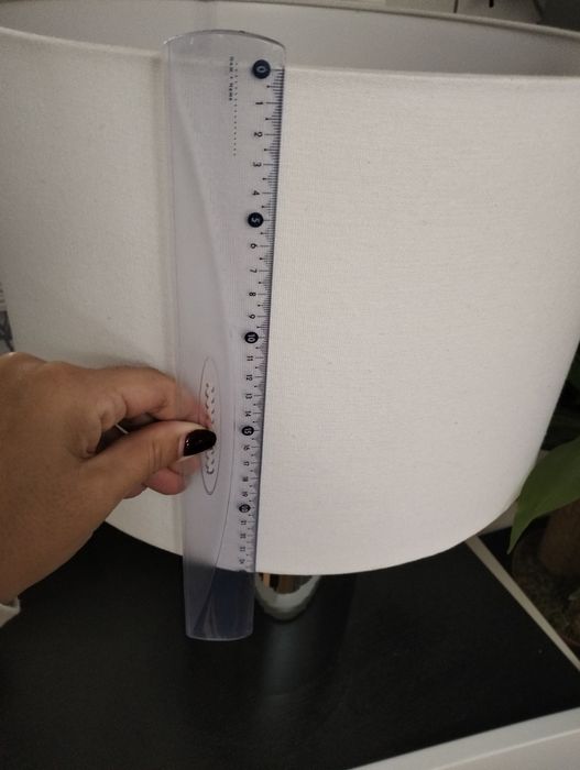 Candeeiro com pé em metal
