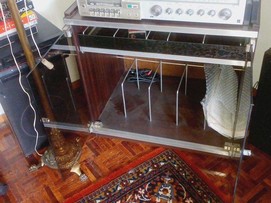 Móvel de apoio a gira-discos vinil