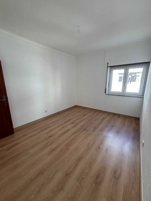 Apartamento T2 espaçoso com varanda em Santo António, Costa da Caparica