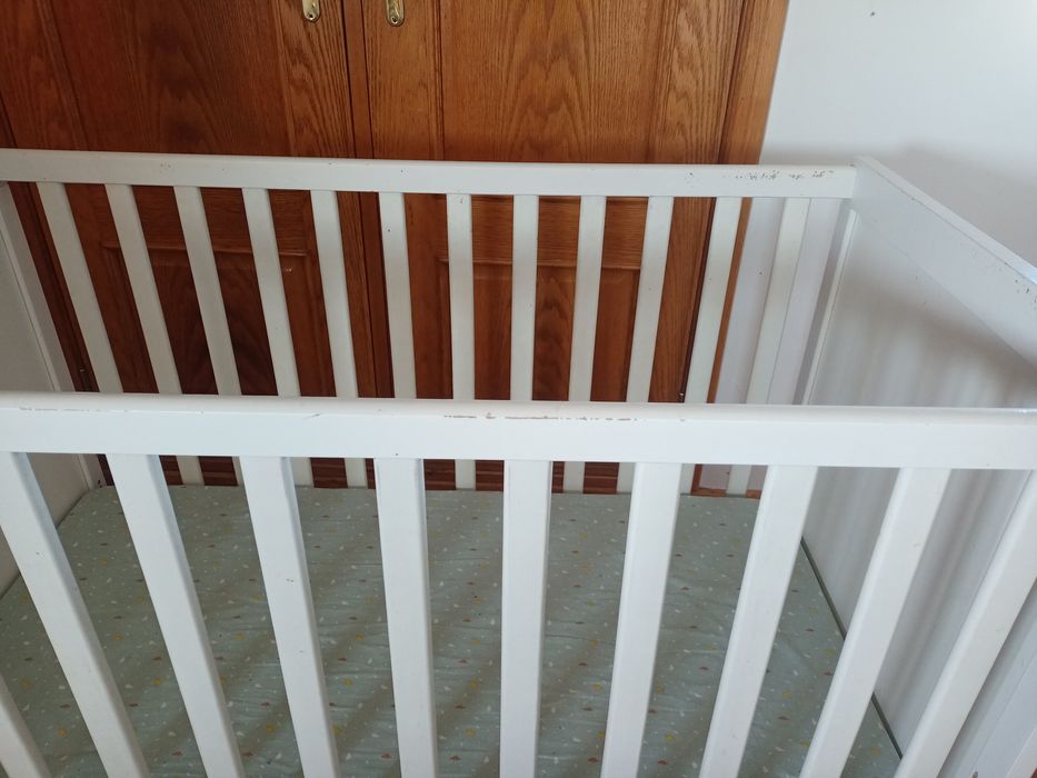 Vendo 2 berços com colchão.