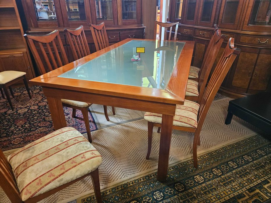 Mesa em madeira com tampo em vidro - Algumas marcas de uso -