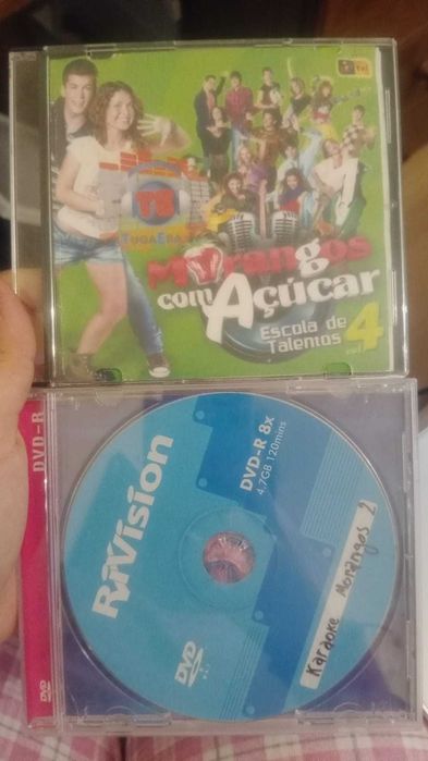 CDs com músicas dos morangos com açúcar.