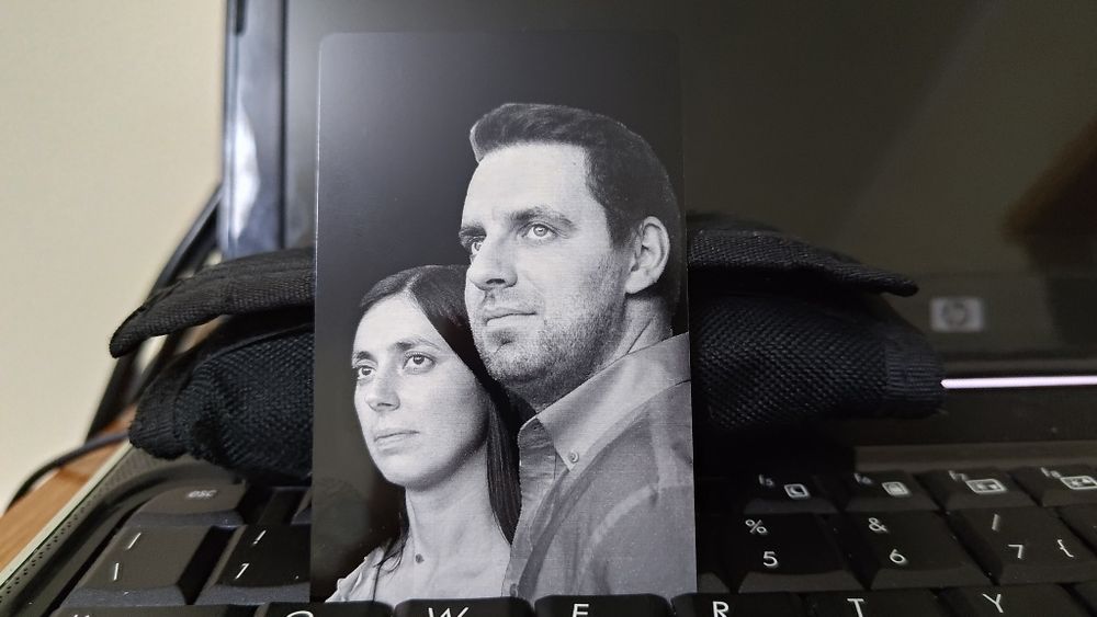 Cartões de visita em metal gravados a laser