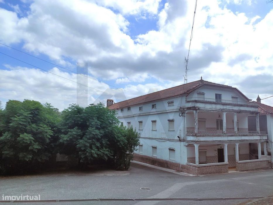 Pensão com  800m2 para recuperar, junto ao Balneário das Termas de Mon