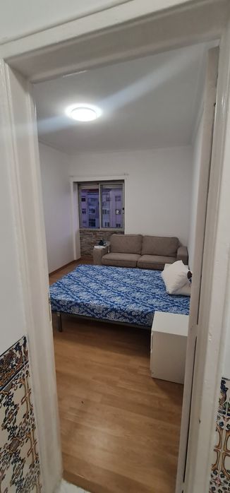 Arrendado  quartos para casal e quartos compartilhados.