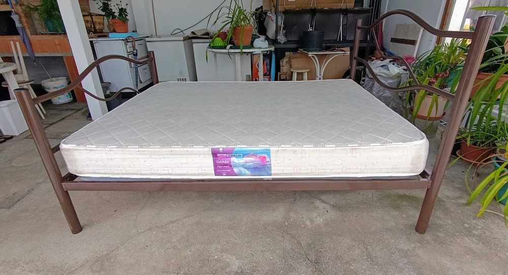 Cama de casal em ferro tubular leve resistente