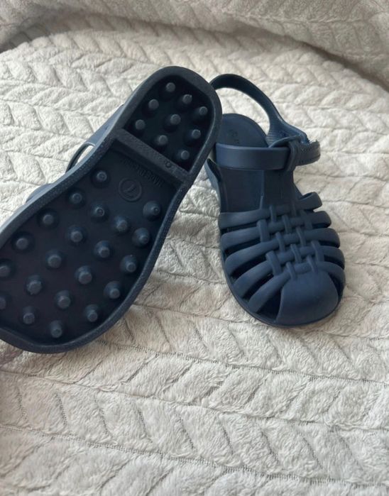 Sandálias para criança.