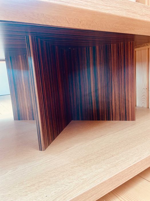 Сучасний журнальний столик на коліщатках.