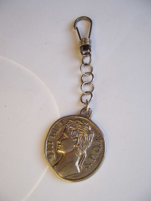 Брелоки Кломпы, Kipling и другие недорого