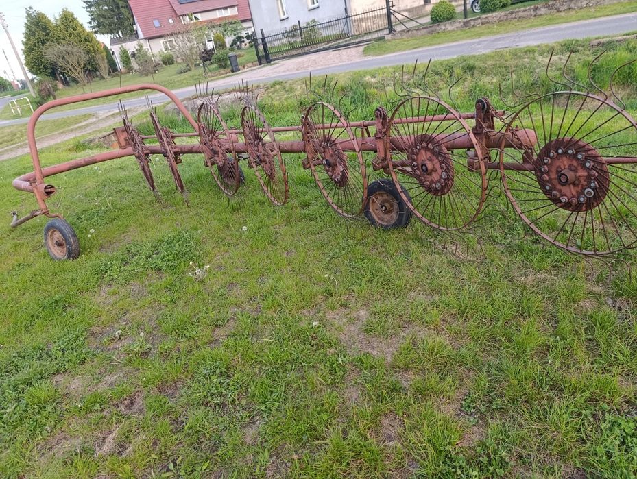 Przewracarko-zgrabiarka
